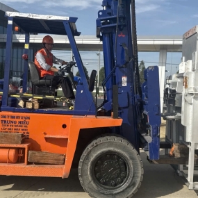 Nâng hạ hàng hóa tại Bến Cát