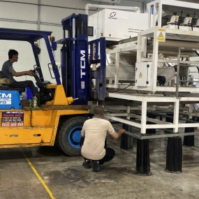 Nâng dàn máy hạng nặng trong xưởng KCN Bình Dương