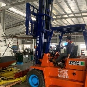 Dịch vụ nâng hạ hàng hóa tại Dĩ An, Bình Dương chuyên nghiệp