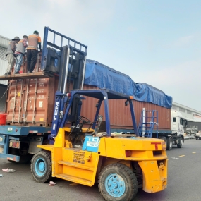 DỊCH VỤ NÂNG CẨU HÀNG HÓA, ĐÓNG RÚT CONTAINER TẠI KCN MỸ PHƯỚC - BẾN CÁT