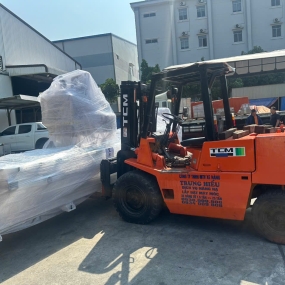 ĐÓNG RÚT HÀNG CONTAINER TẠI KCN BẮC TÂN UYÊN