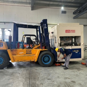Nâng Hạ Máy Móc Hạng Nặng Tại KCN Việt - Sing – Dự Án Thực Hiện Bởi Xe Nâng Trung Hiếu
