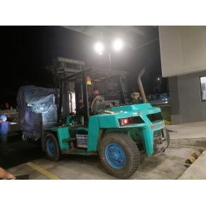 Nâng máy công nghiệp nặng tại Công ty trong KCN Bàu Bàng