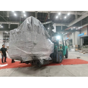 Nâng máy công nghiệp nặng tại Công ty trong KCN Bàu Bàng