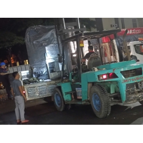 Nâng máy công nghiệp nặng tại Công ty trong KCN Bàu Bàng