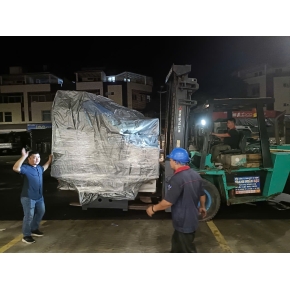 Nâng máy công nghiệp nặng tại Công ty trong KCN Bàu Bàng