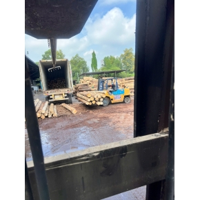 Nâng gỗ nguyên liệu tại xưởng cưa KCN Bàu Bàng