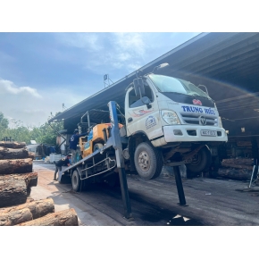 Nâng gỗ nguyên liệu tại xưởng cưa KCN Bàu Bàng