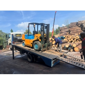 Nâng gỗ nguyên liệu tại xưởng cưa KCN Bàu Bàng