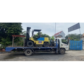 Nâng gỗ nguyên liệu tại xưởng cưa KCN Bàu Bàng