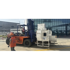 Nâng hạ hàng hóa tại Bến Cát