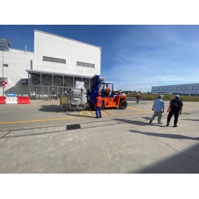 Nâng hạ hàng hóa tại Bến Cát