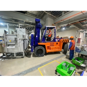 Nâng hạ hàng hóa tại Bến Cát