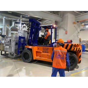 Nâng hạ hàng hóa tại Bến Cát