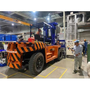 Nâng hạ hàng hóa tại Bến Cát