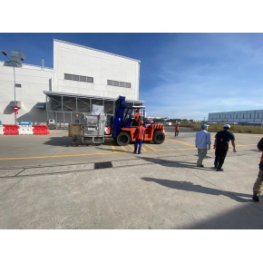 Nâng hạ hàng hóa tại Bến Cát