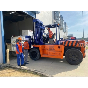 Nâng hạ hàng hóa tại Bến Cát