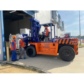 Nâng hạ hàng hóa tại Bến Cát