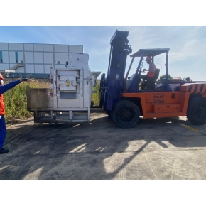 Nâng hạ hàng hóa tại Bến Cát