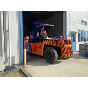 Nâng hạ hàng hóa tại Bến Cát