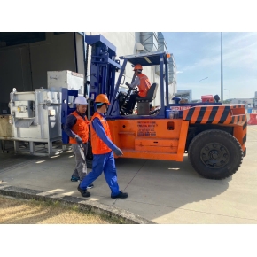 Nâng hạ hàng hóa tại Bến Cát