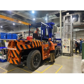 Nâng hạ hàng hóa tại Bến Cát