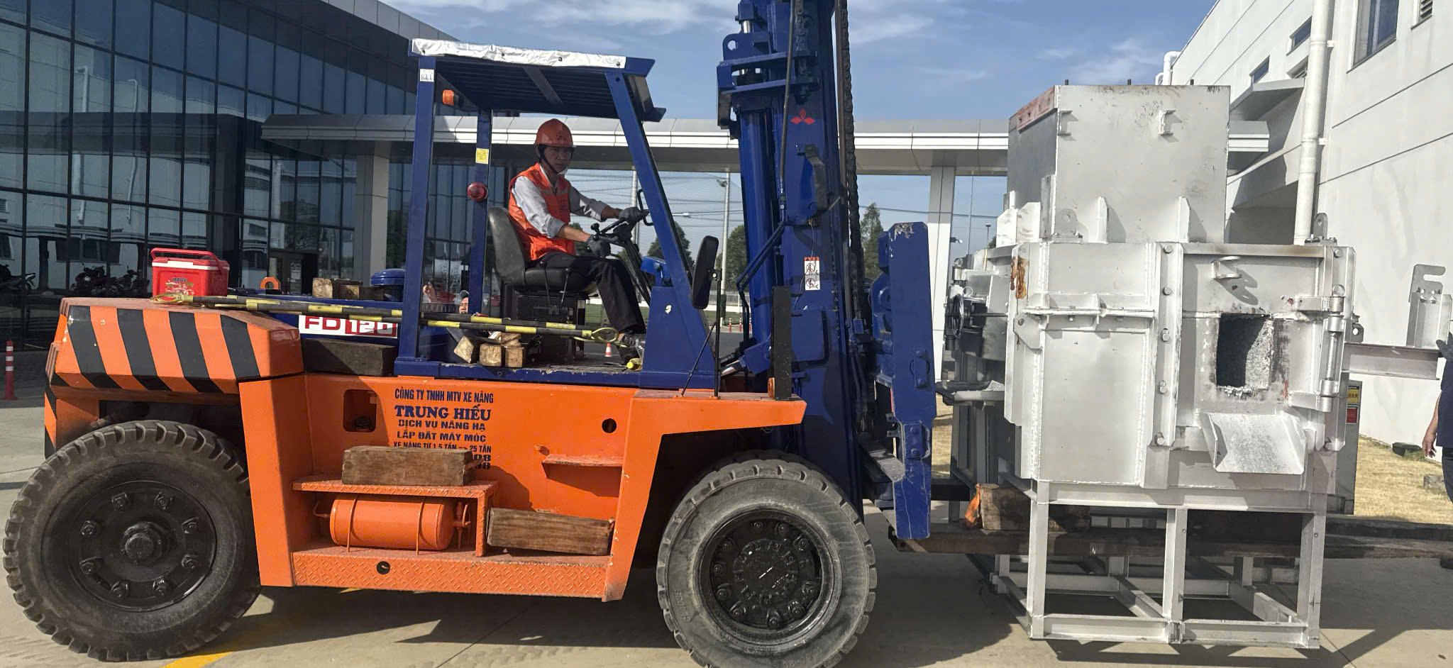 nâng hạ hàng hóa bến cát